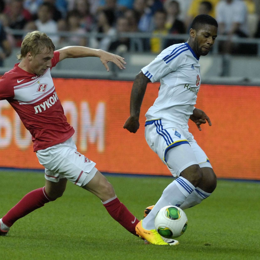 Защитник Спартака Евгений Макеев за работой