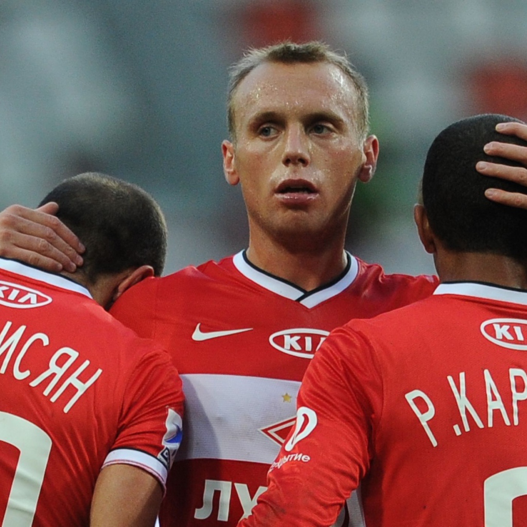 Денис Глушаков полузащитник Спартака с коллегами