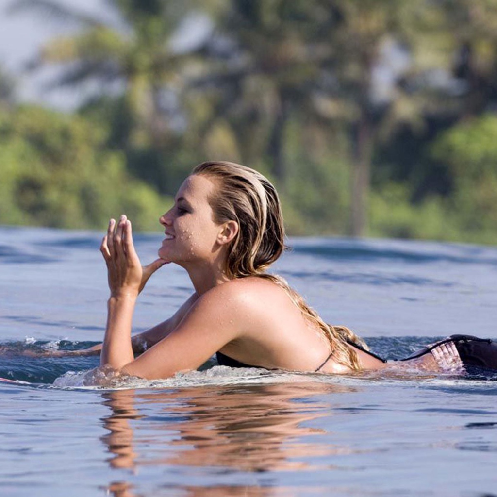 Спортивные блондинка в воде