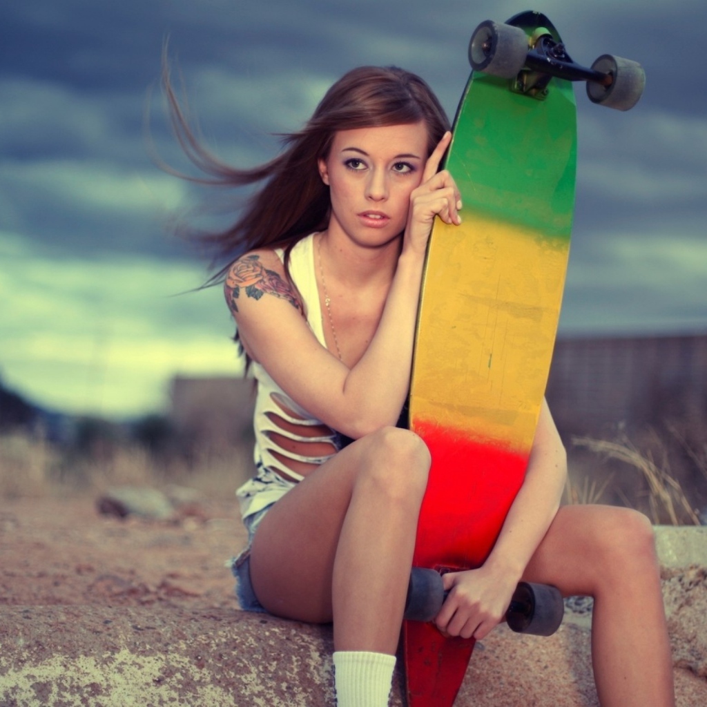 Спортивная девушка и скейтборд