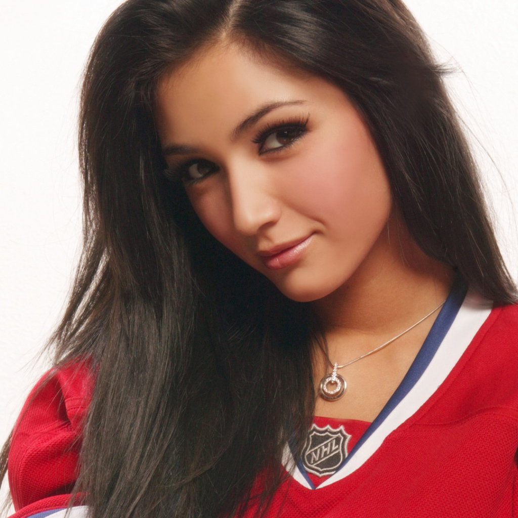 Спортивная девушка в красной футболке