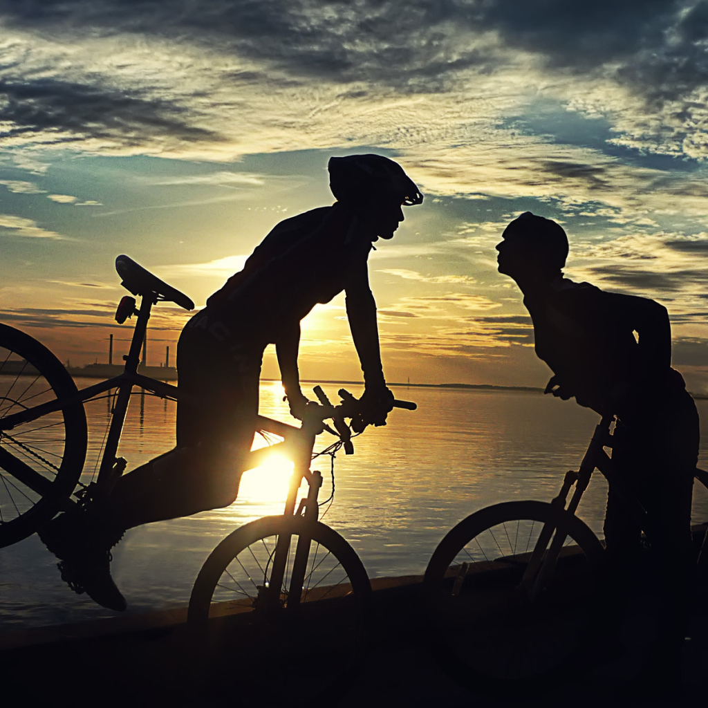 Спортивная девушка на велосипеде