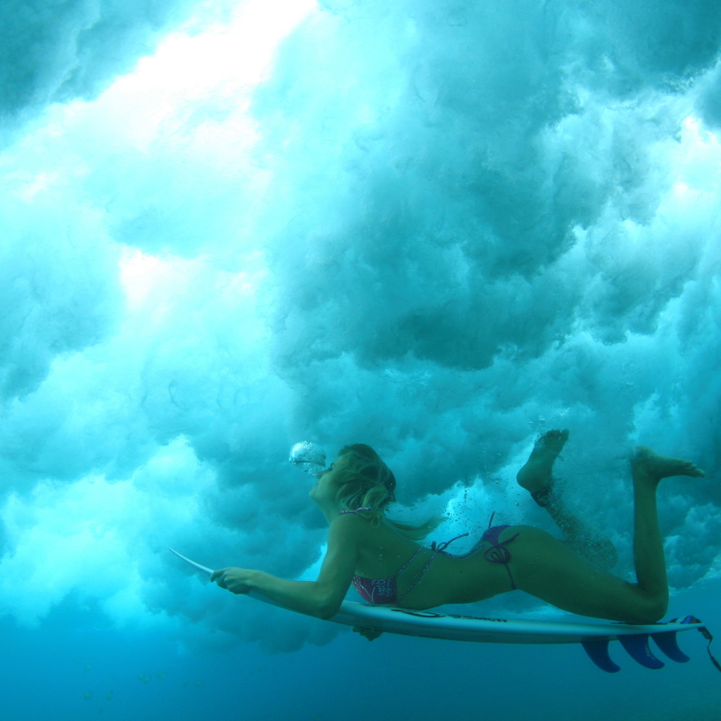 Спортивная девушка под водой