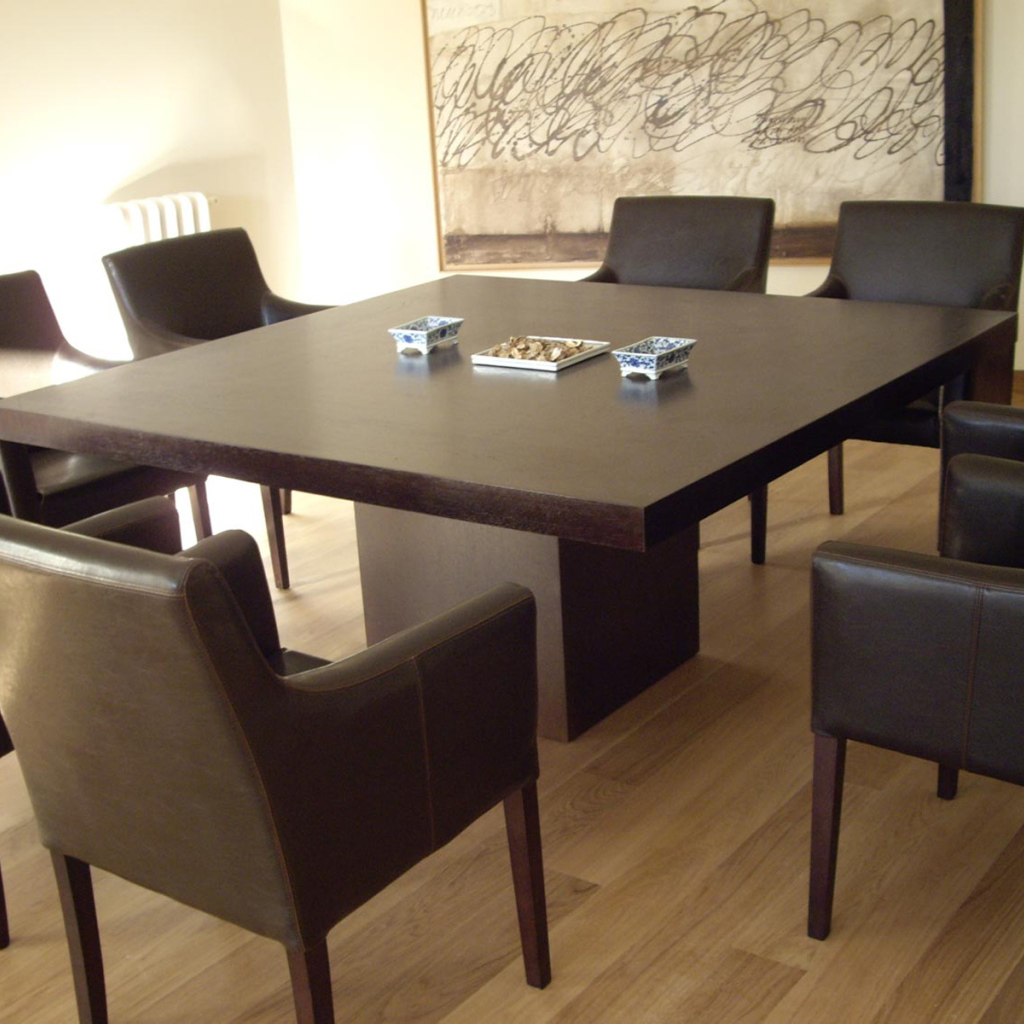 Квадратный стол в столовой