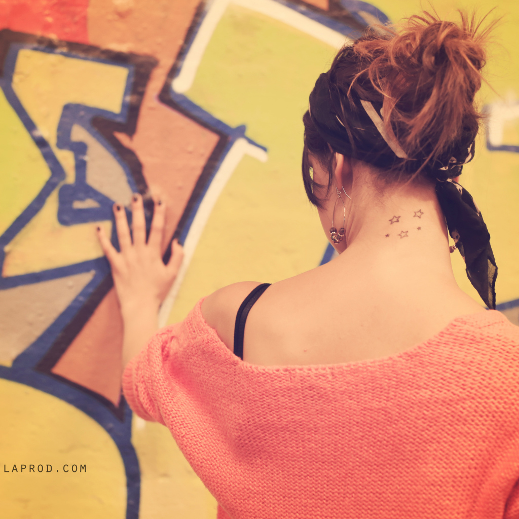 Звезды тату на шее