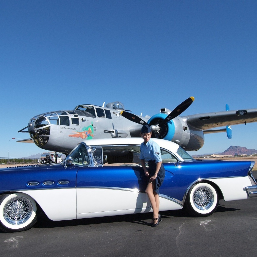 Стюардесса возле ретро автомобиля