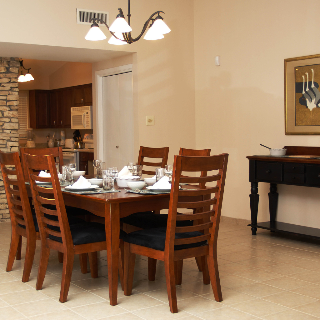 Каменная стена в столовой