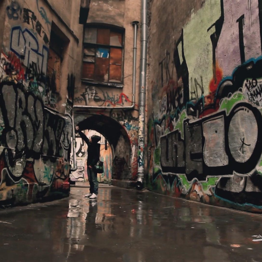 Улица с множеством граффити