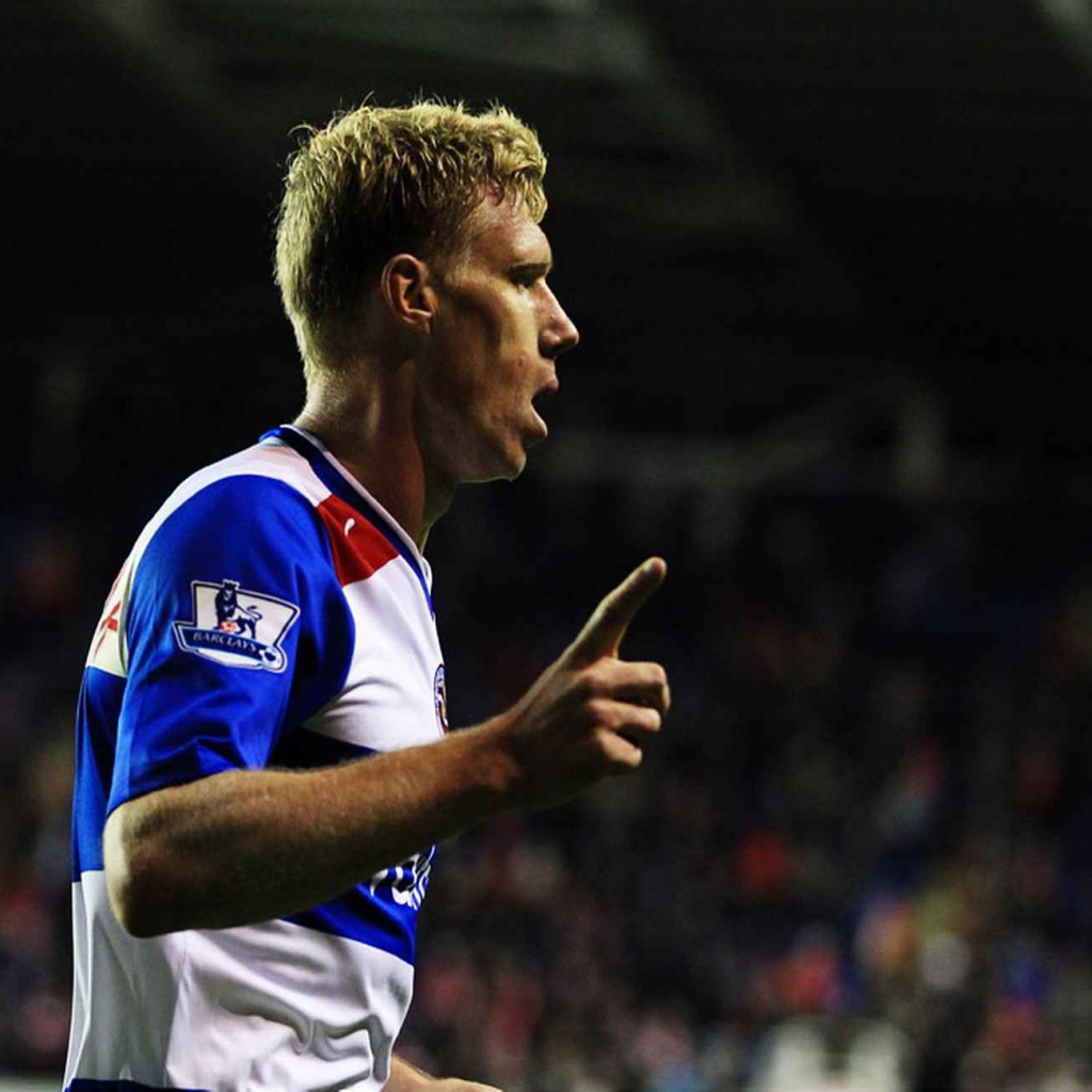 Павел Погребняк нападающий клуба Рединг на поле