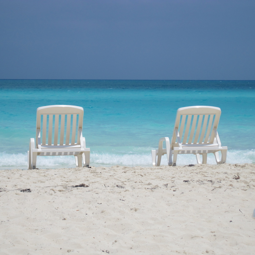 Лежаки на пляже на курорте Кайо Санта Мария, Куба