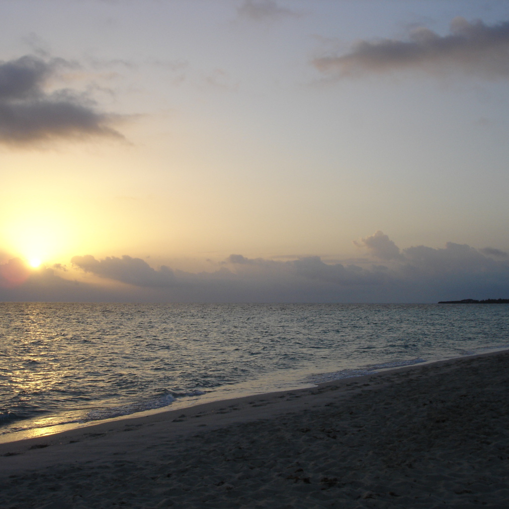 Закат на пляже на курорте Кайо Ларго, Куба