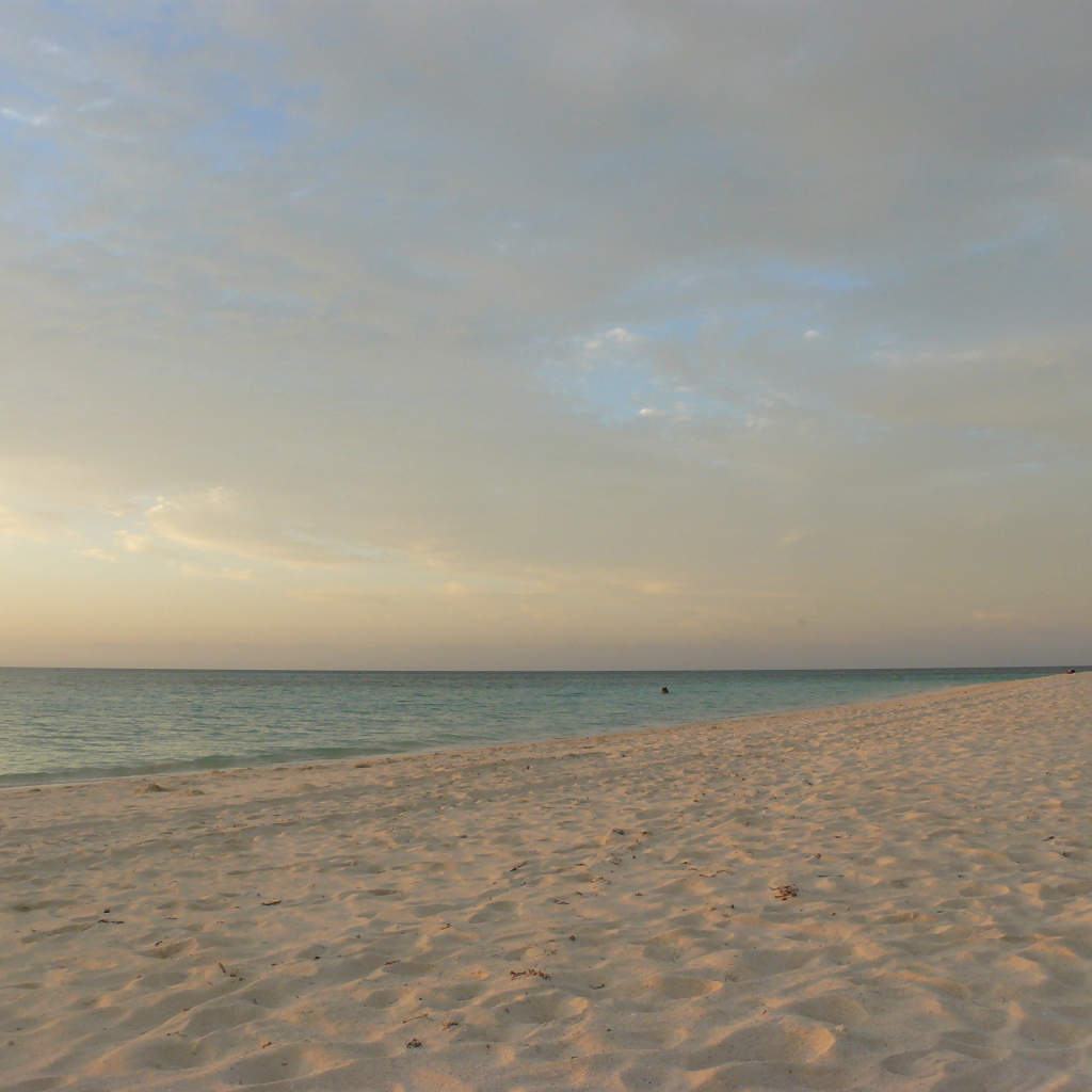 Закат на пляже на курорте Гуардалавака, Куба