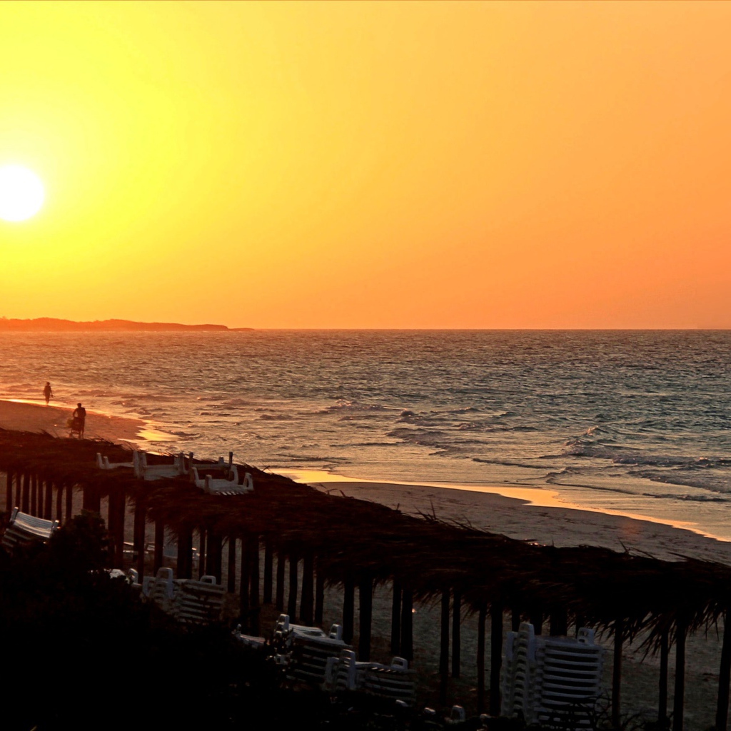 Закат над пляжем на курорте Кайо Санта Мария, Куба