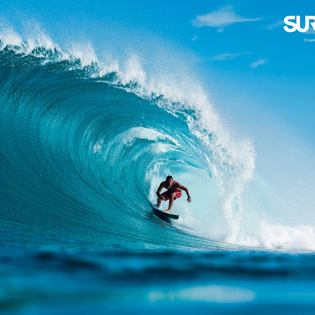 Серфер на волнах в Гаити