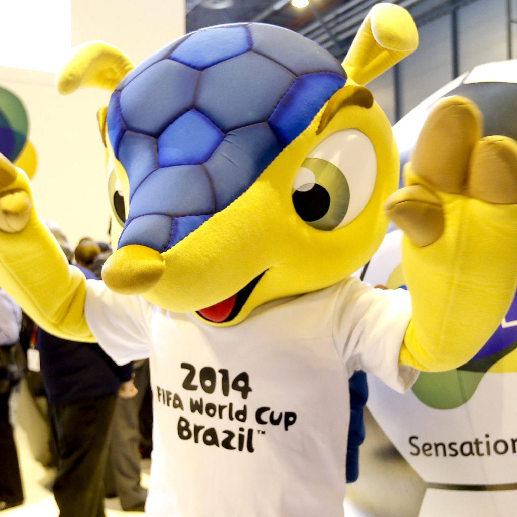 Талисман Чемпионата Мира по футболу в Бразилии 2014 приветствует болельщиков