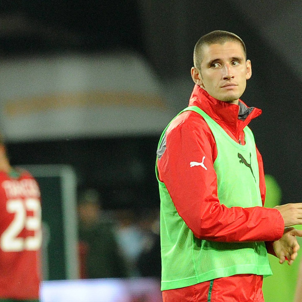 Тарас Бурлак защитник Локомотива на поле