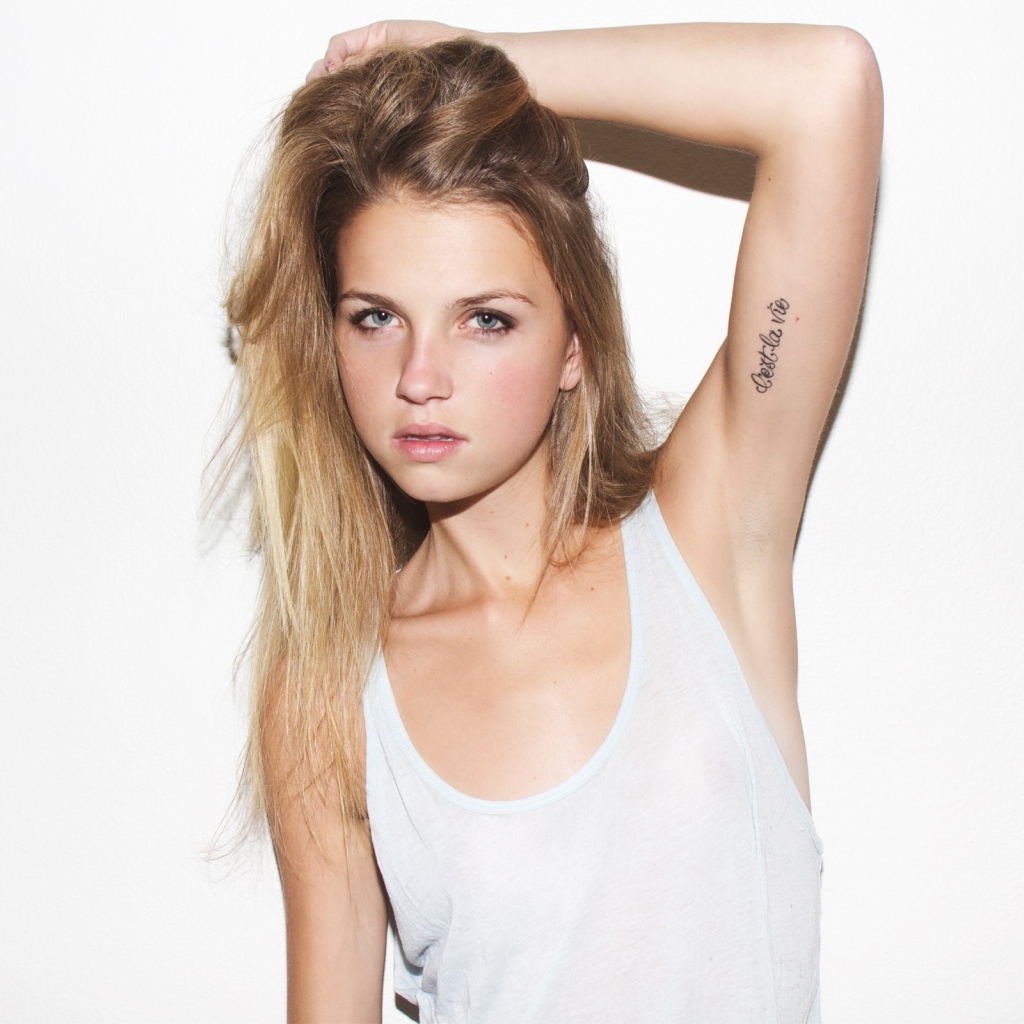 Татуировка у блондинки