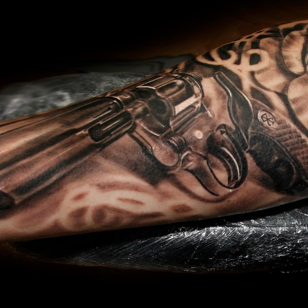 Татуировка в виде пистолета