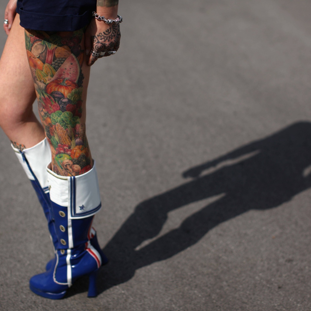 Татуировка на ноге у женщины