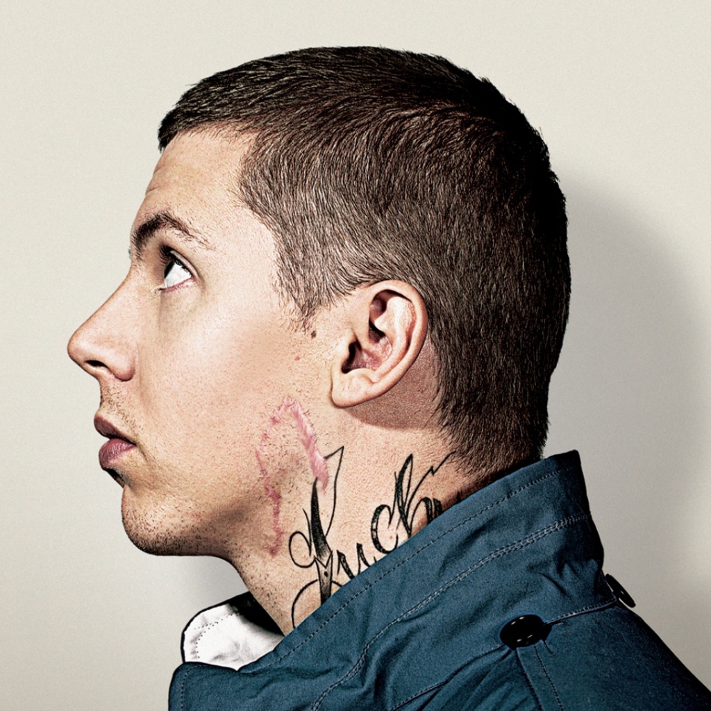 Тату на шее у мужчины