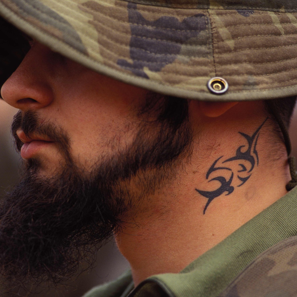 Тату на шее солдата