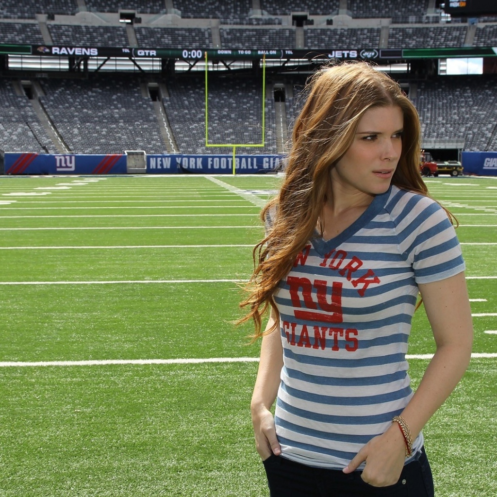 Блондинка на футбольном поле