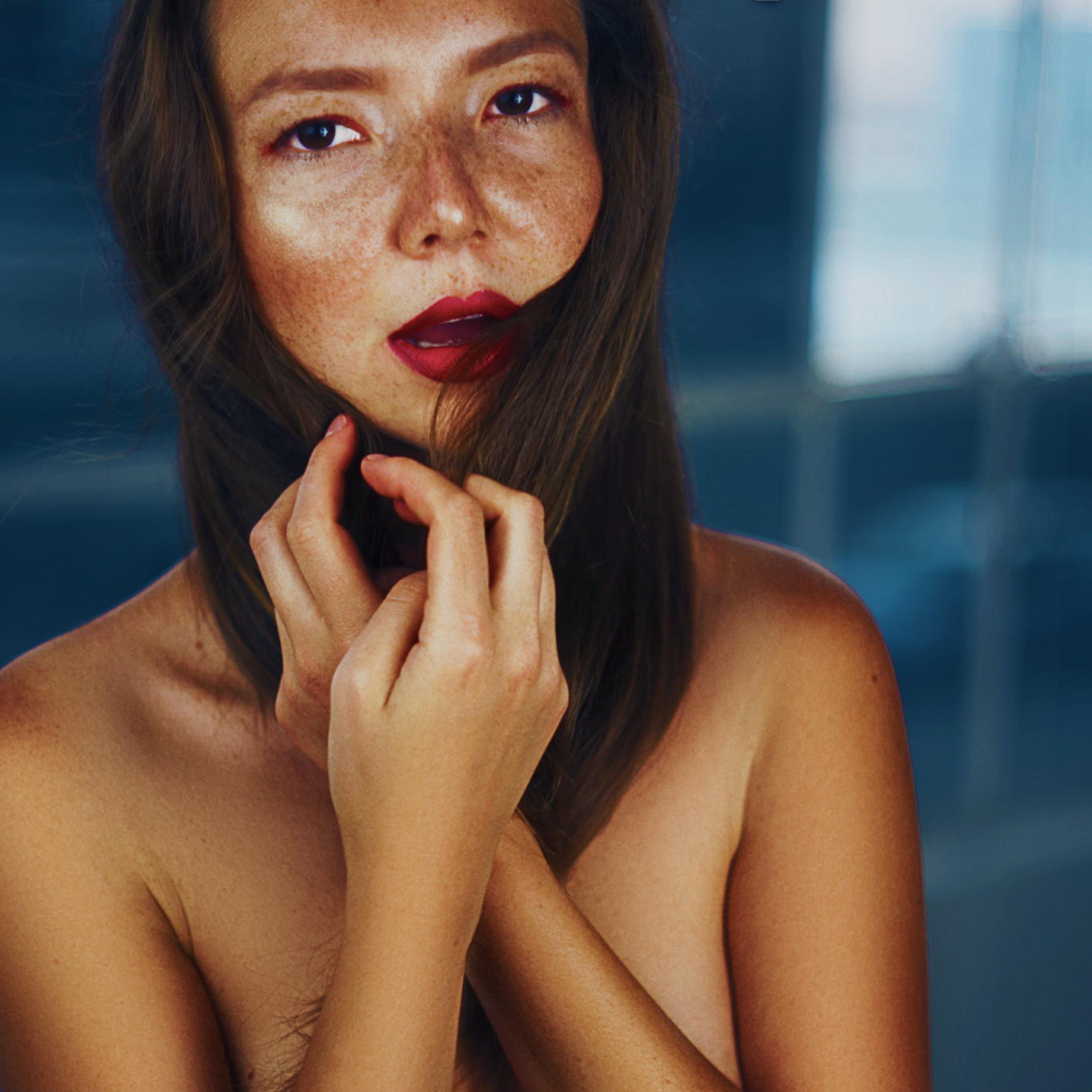 Фотография девушки брюнетки