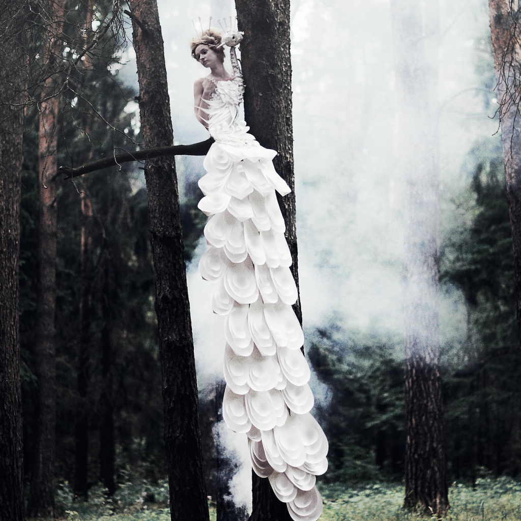 Фотография Девушка на дереве