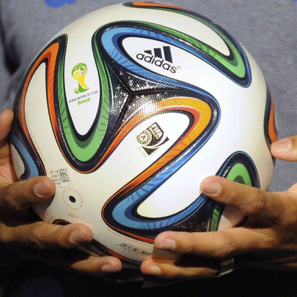 Мяч в руках Чемпионата Мира по футболу в Бразилии 2014