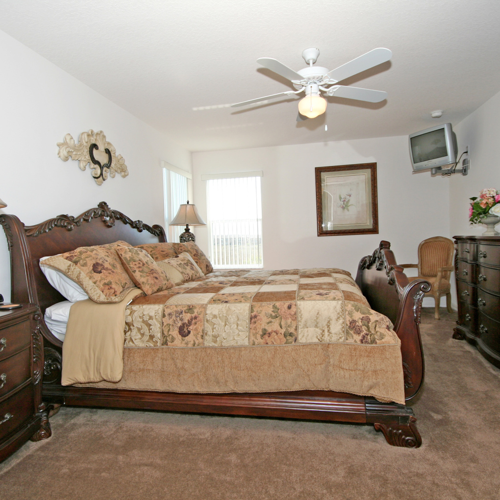 Вентилятор на потолке спальни