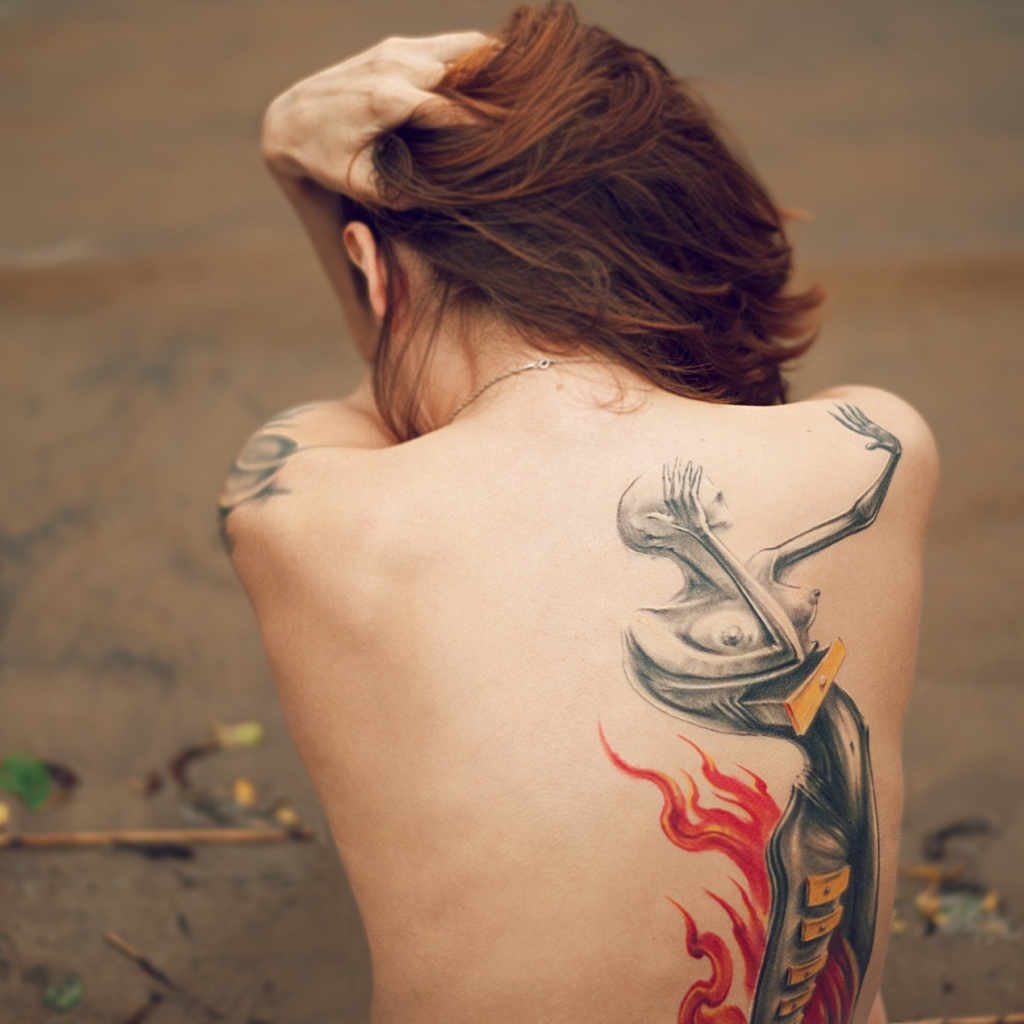 Женская фигура на татуировке