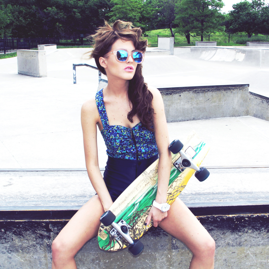 У девушки скейтборд