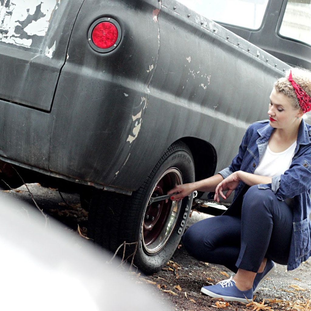 Девушка чинит автомобиль