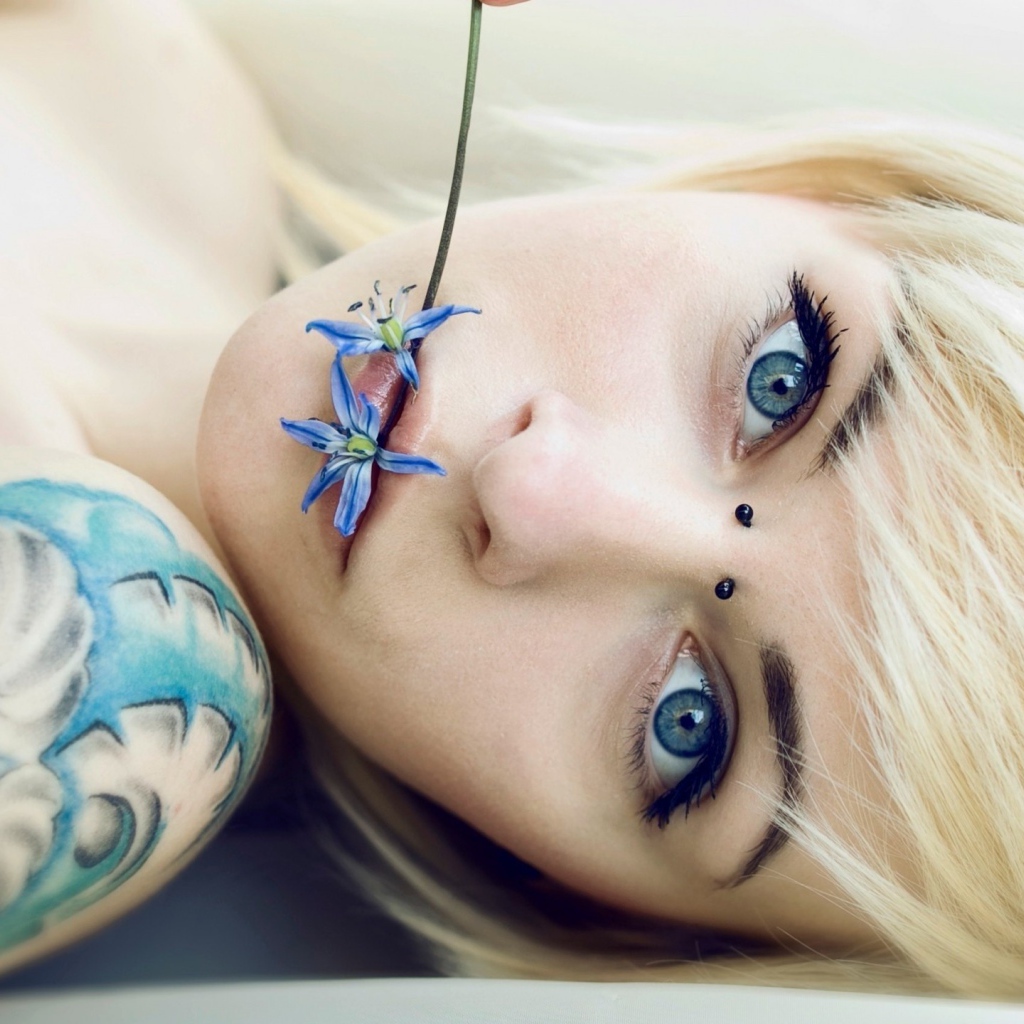 Девушка с синей татуировкой на плече