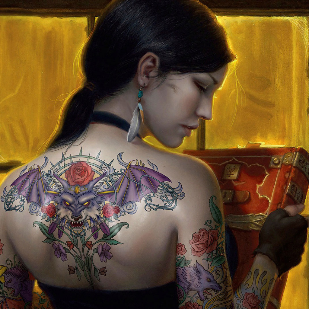 Девушка с татуировкой дракона на спине
