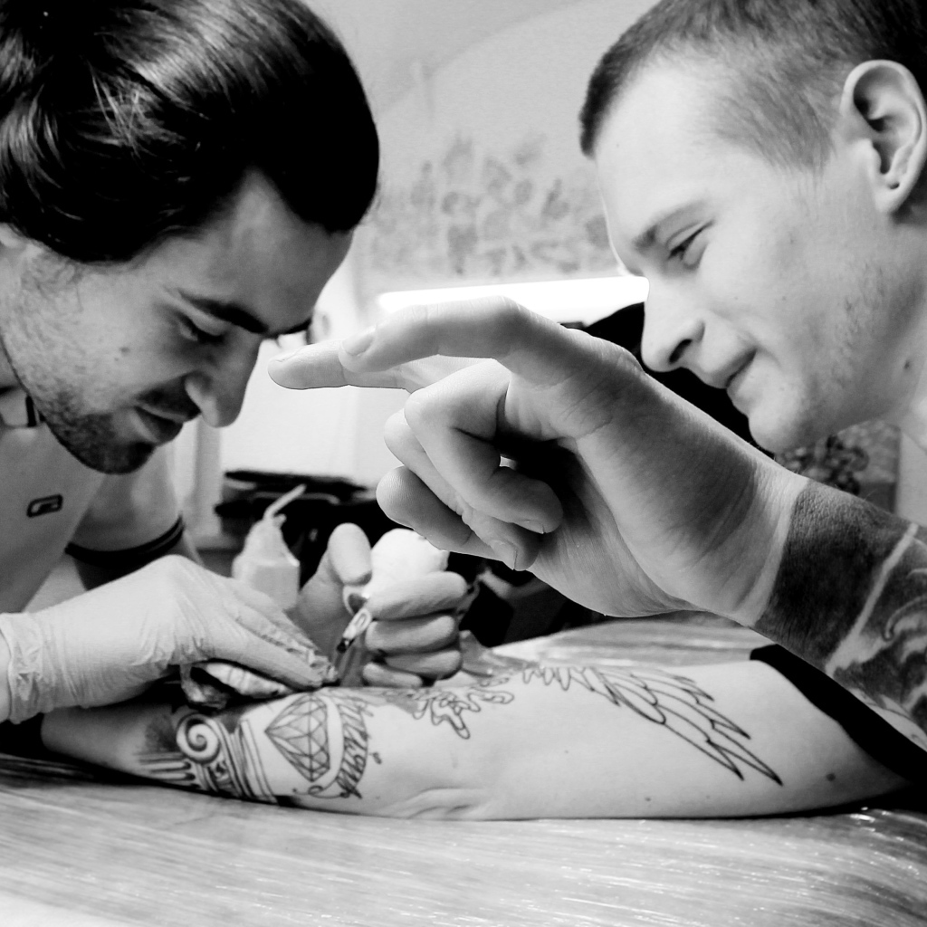 Парню делают тату