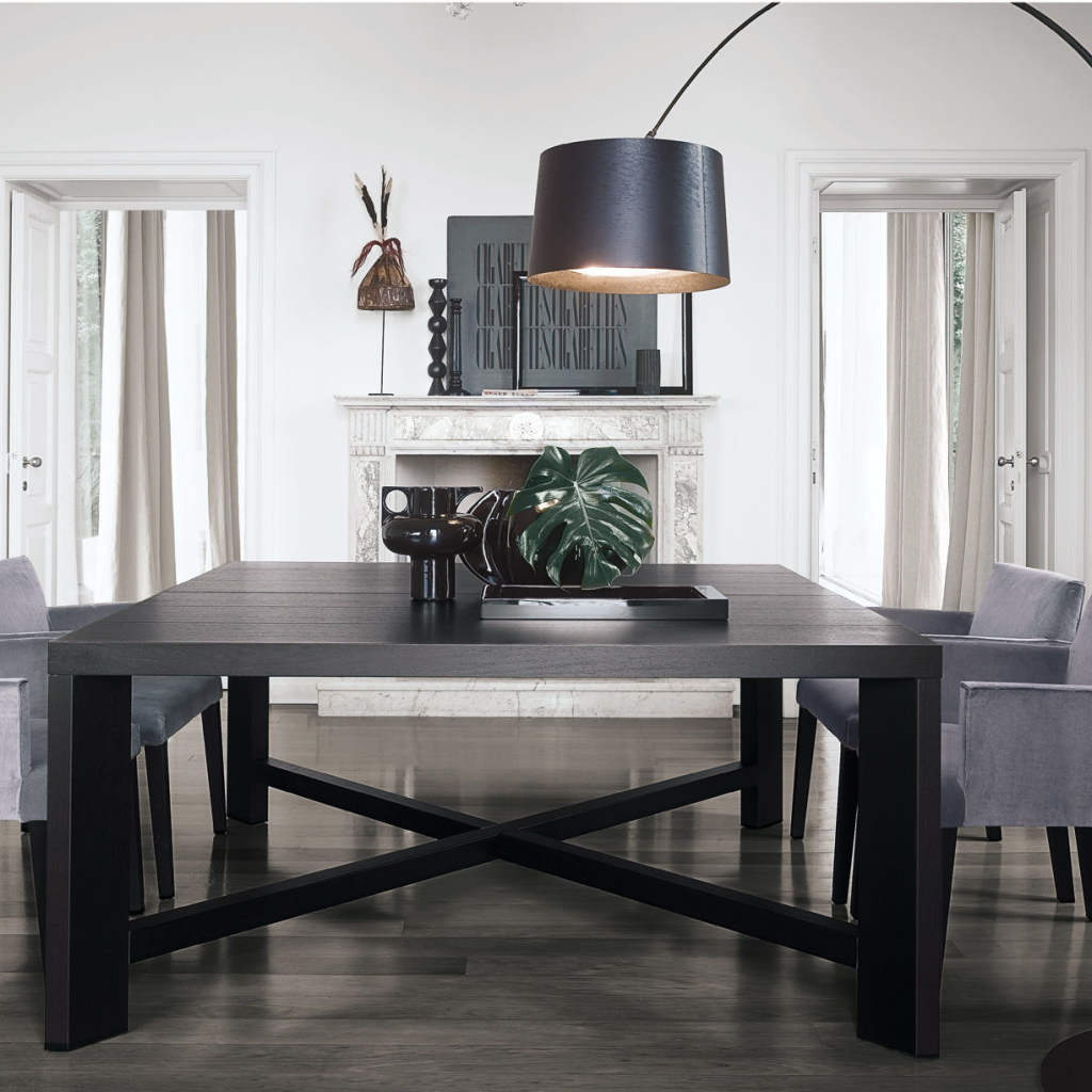 Светильник над столом в столовой