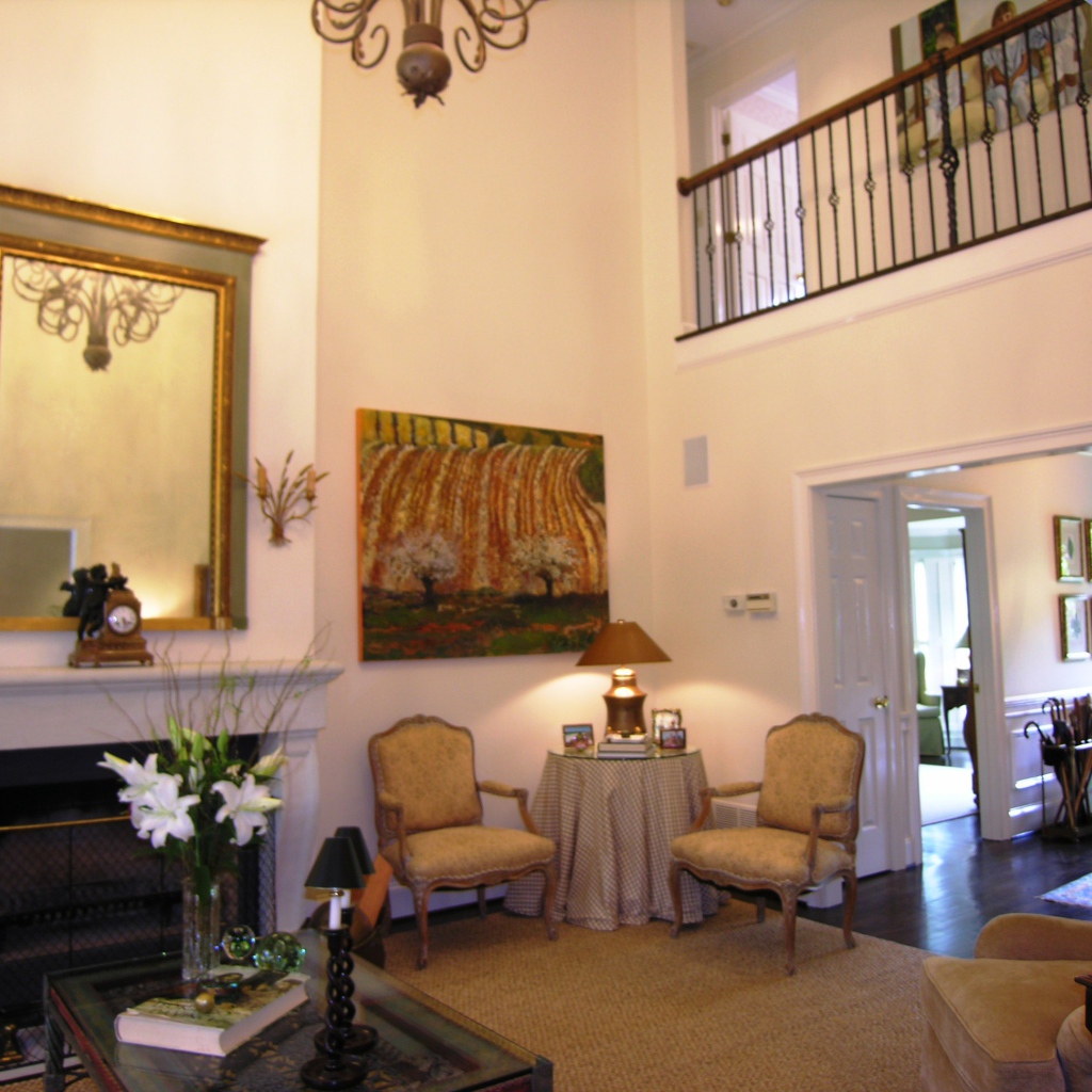 Зеркало над камином в гостиной