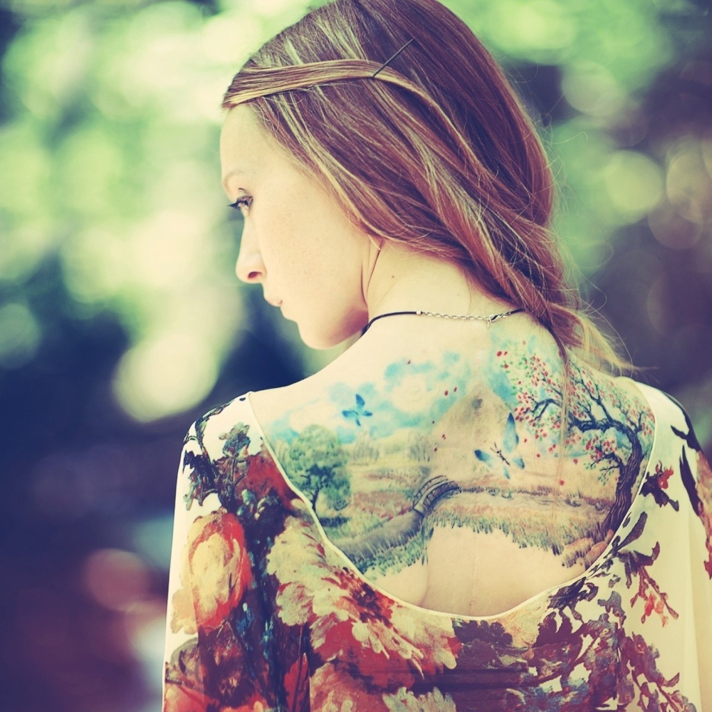 Картина из татуировки на спине