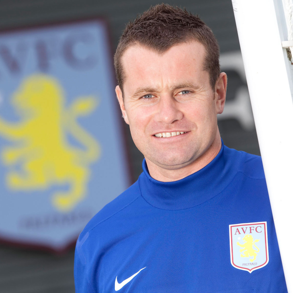 Популярная футбольная команда Англии Астон Вилла