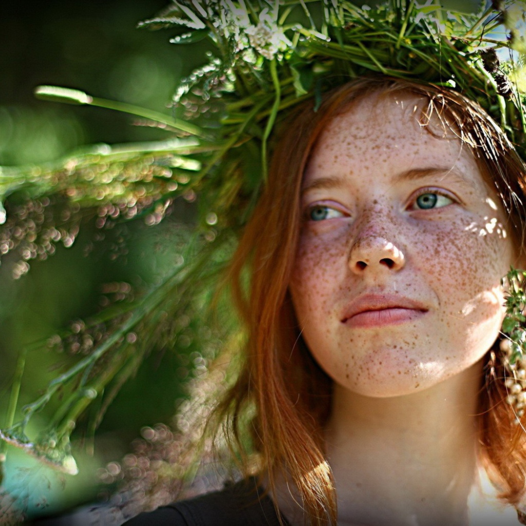 Рыжая девочка с венком на голове