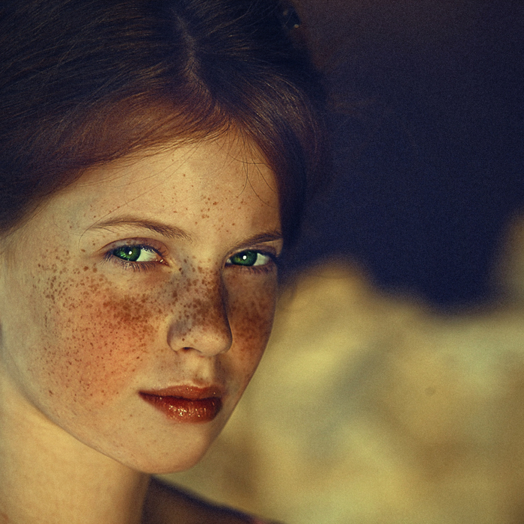 Рыжая девочка с зелеными глазами