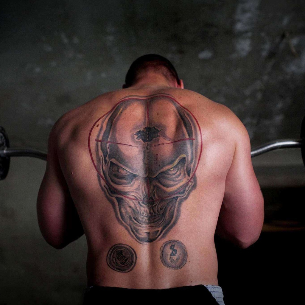 Череп на спине спортсмена