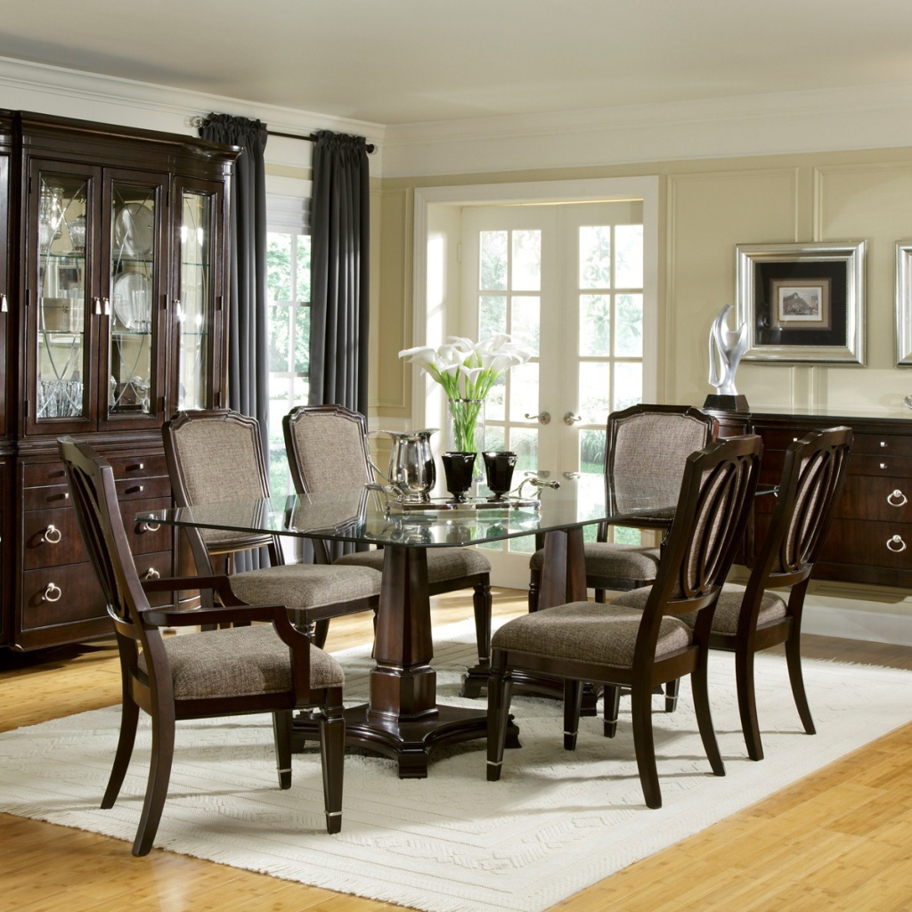 Просторная столовая в доме