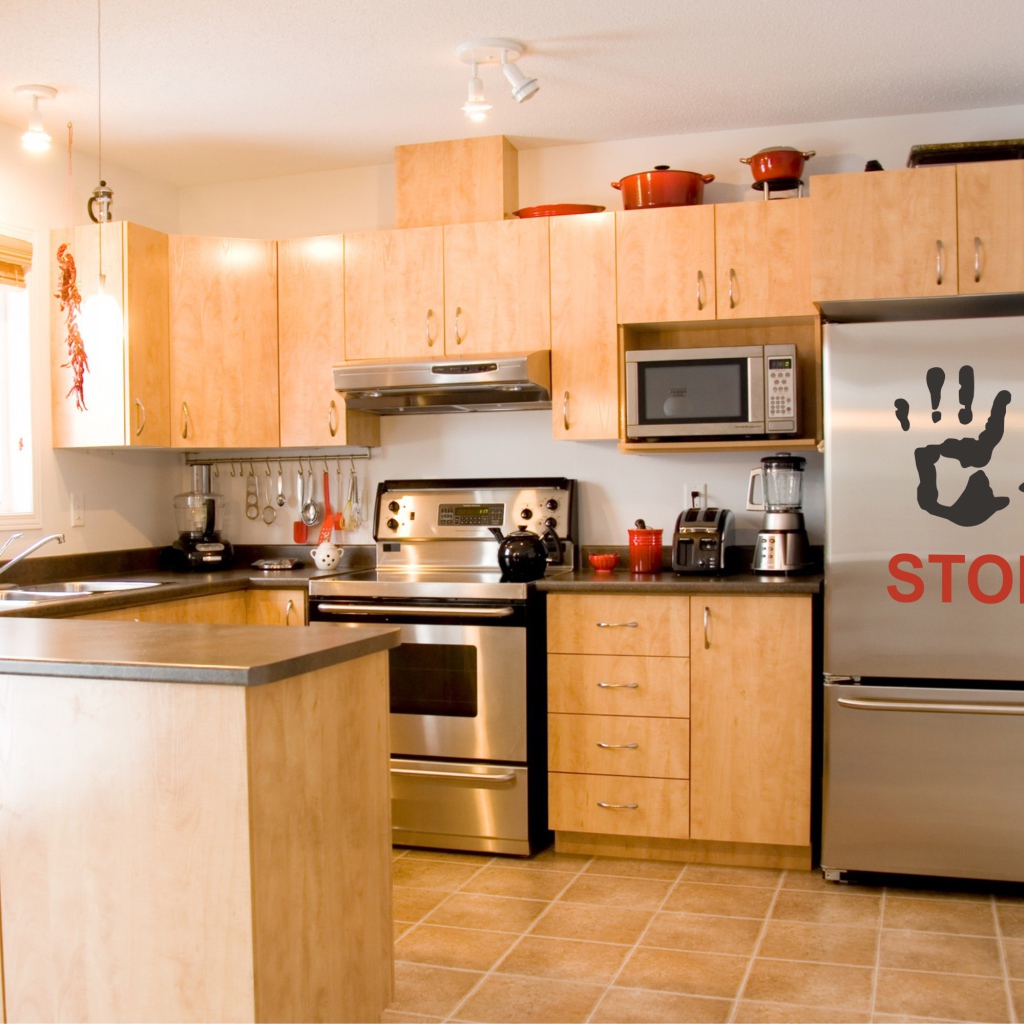 Наклейка на холодильнике в кухне