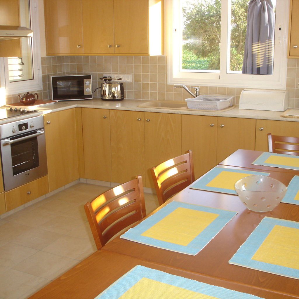 Солнце светит в окно на кухне