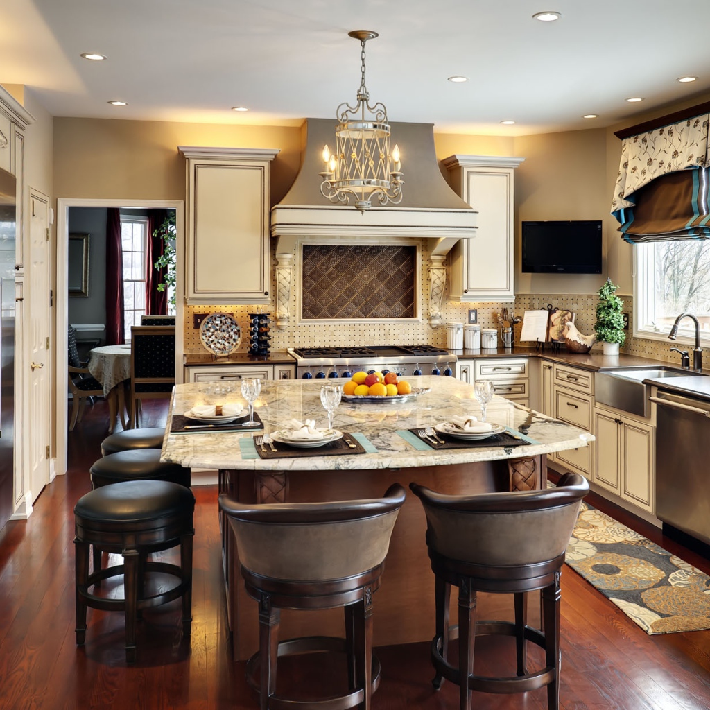 Стол накрыт в кухне