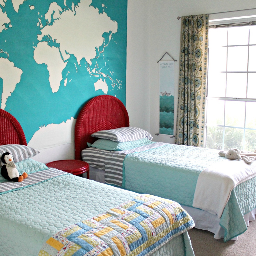 Карта мира на стене в детской