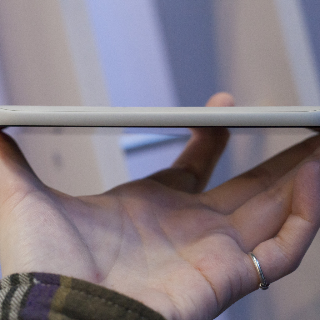 Тонкий YotaPhone 2 в руках