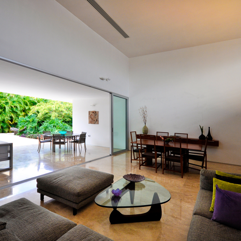 Прозрачная стена в столовой